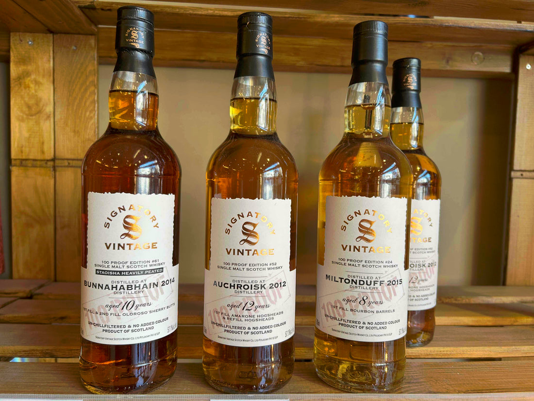 Drei Flaschen Whisky mit unterschiedlichen Altersangaben darauf