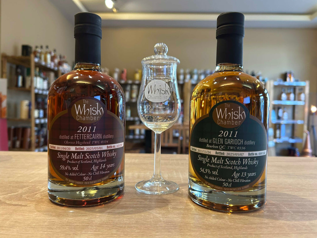 2 Flaschen Whisky mit unterschiedlicher Färbung
