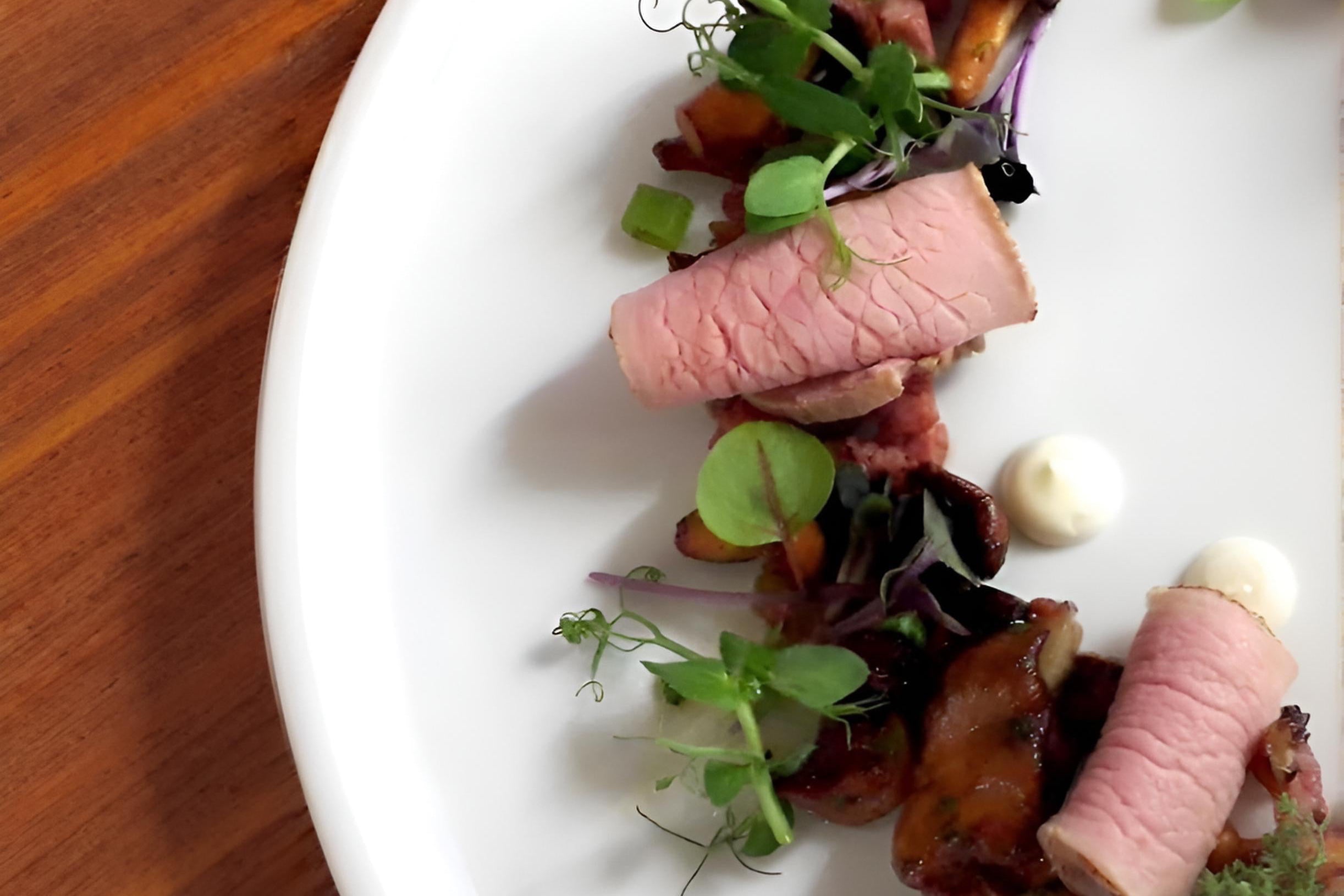 Vitello Tonnato auf weißem Teller