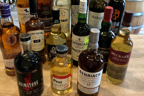 Viele unterschiedliche Flaschen Whisky stehen auf dem Tresen